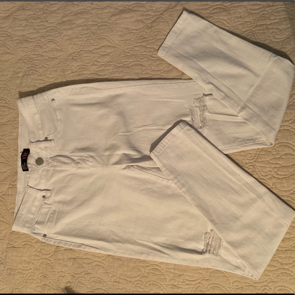 white skinny jeans with rips in knees